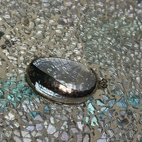 Gold small shell 1” necklace charm - Picture 4 of 6